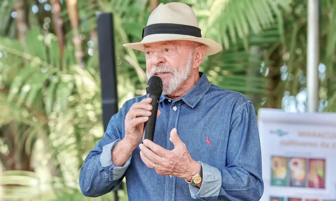 Lula vai a SP para tirar excesso de pele na cabeça e tratar tendinite