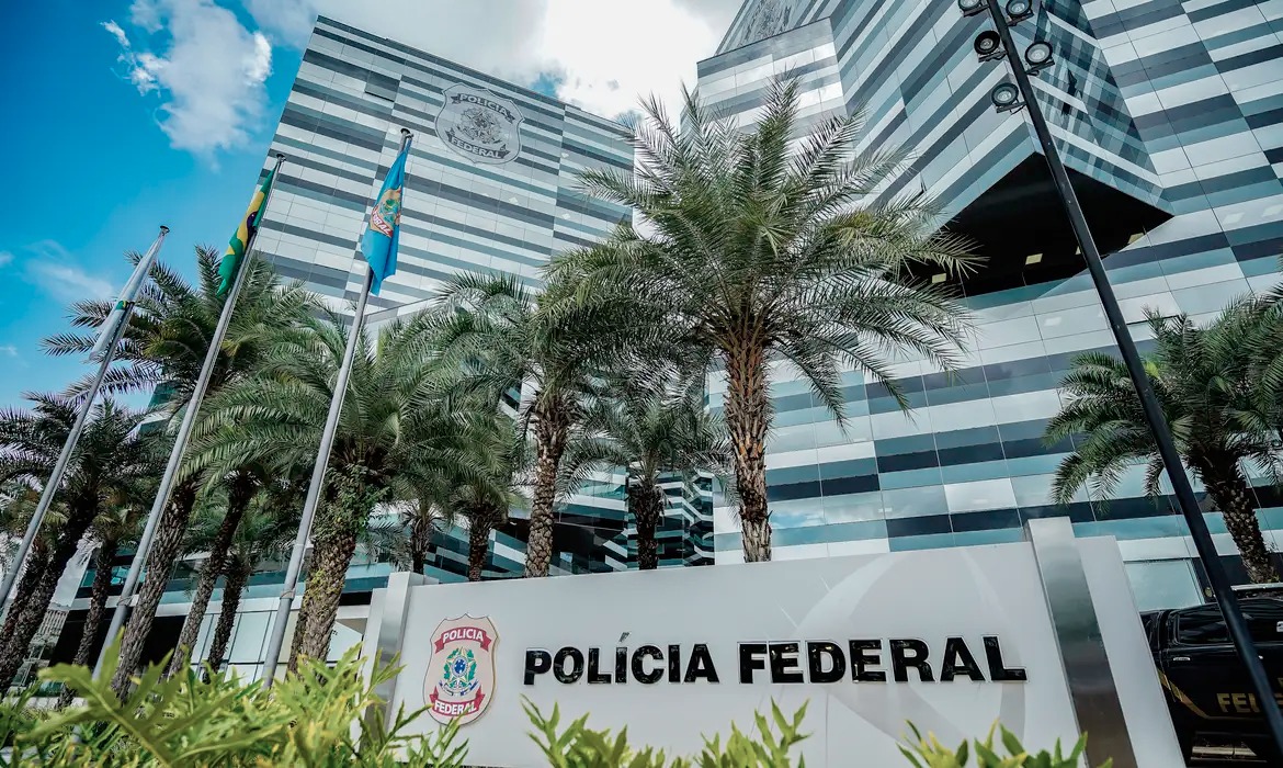 Polícia Federal investiga passageiro chileno por ofensas racistas e homofóbicas 