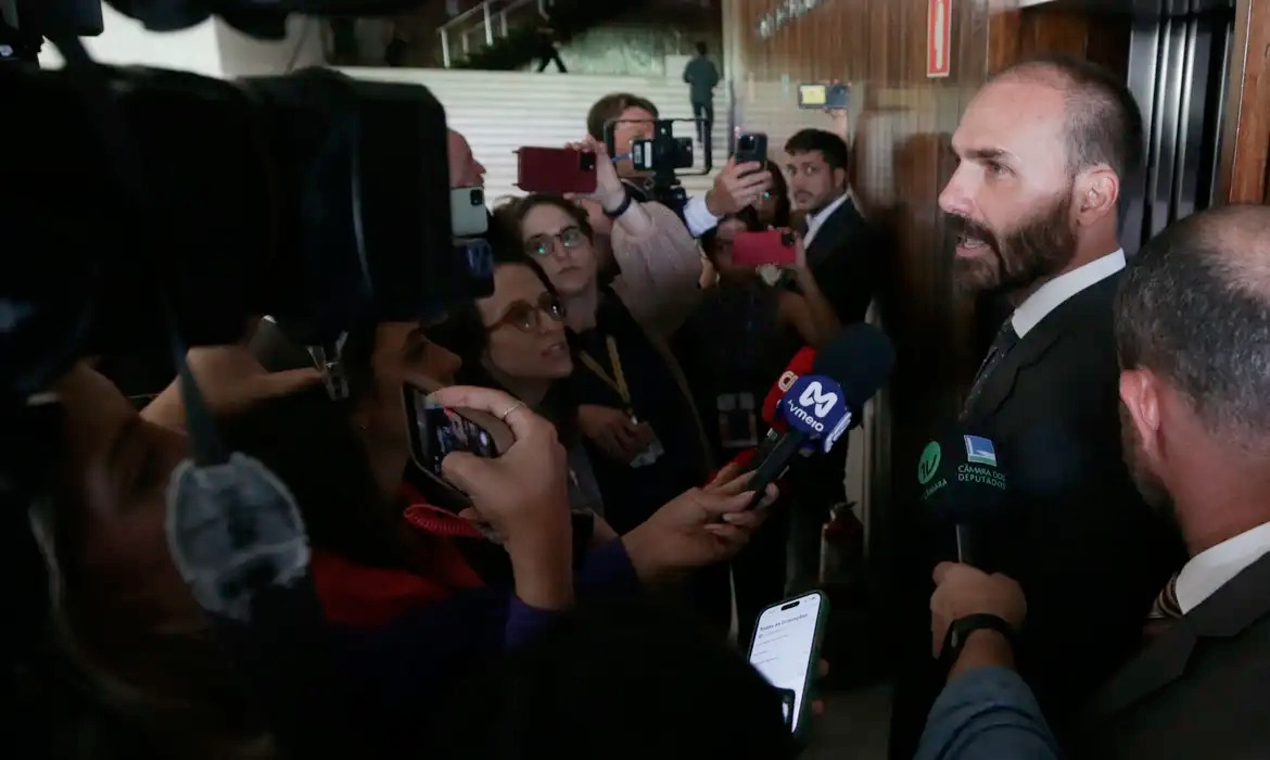 Supremo condena Eduardo Bolsonaro por tentar interferir no processo sobre tentativa de golpe