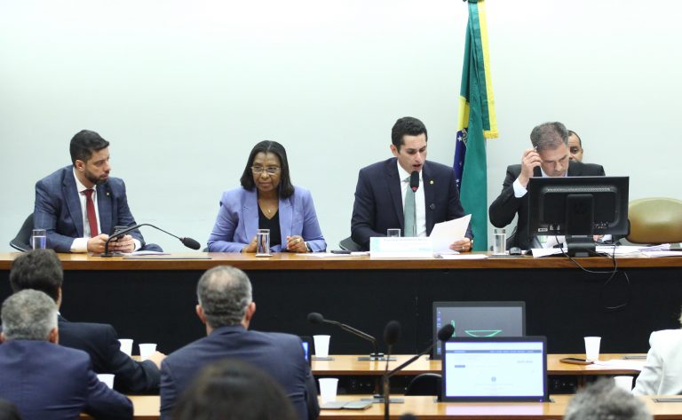 Comissão aprova despesas extras de R$ 12,3 bilhões no Orçamento de 2026