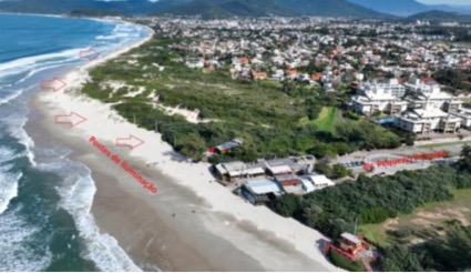 Florianópolis deve promover remoção imediata de postes de iluminação instalados na Praia do Campeche